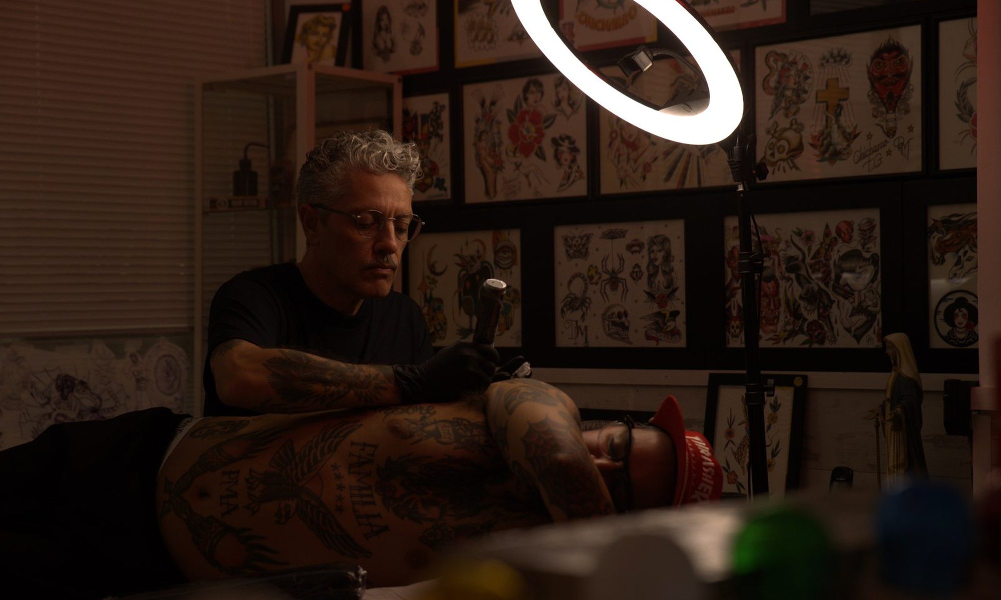 Sesión de tatuaje tradicional en Chicharro Tattoo Gallery