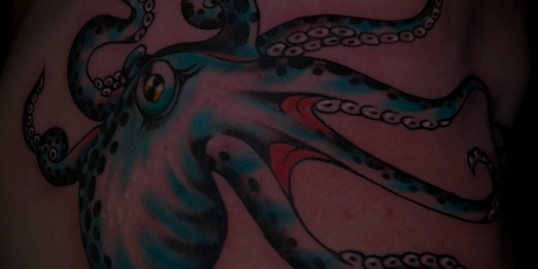 Detalle de un pulpo tatuado en estilo tradicional